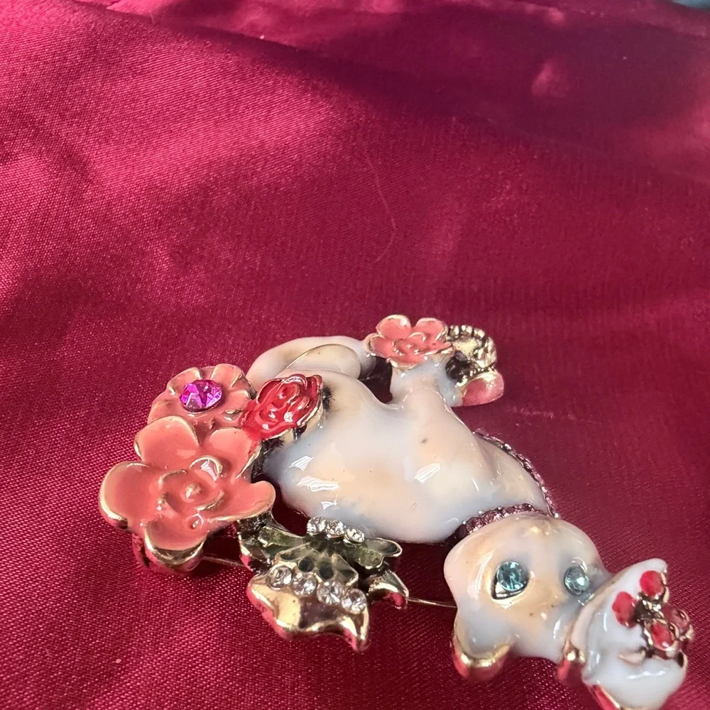 Elegant White Cat Brooch with Pink Floral Accents